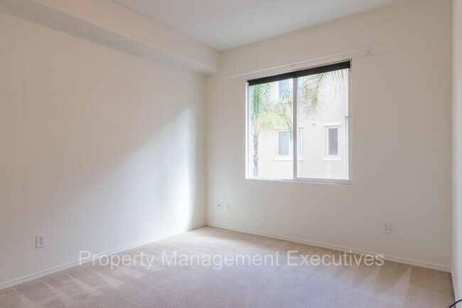 Building Photo - Newer 2 Bedroom, 2 Bath Townhouse with Garage