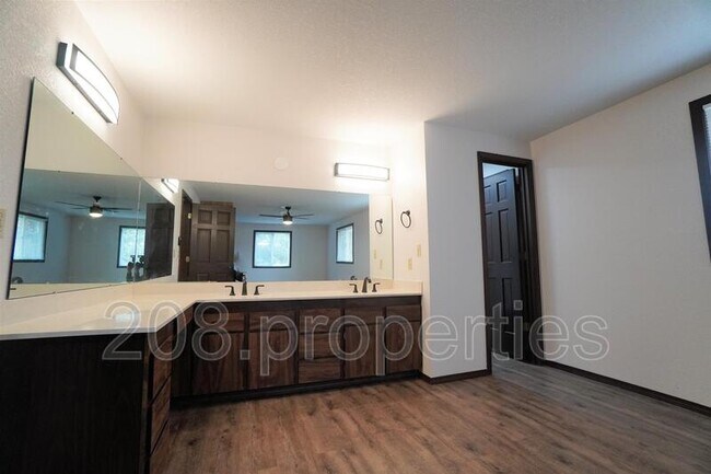 Building Photo - 3392 S Maze Ave
