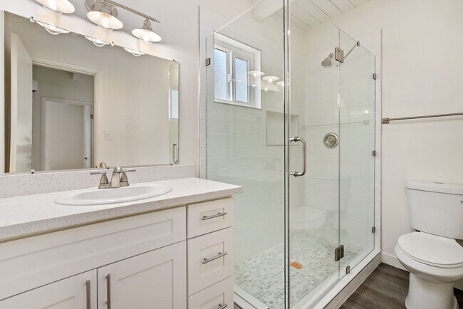 Building Photo - Renovated 2 Bedroom 1 Bath Unit