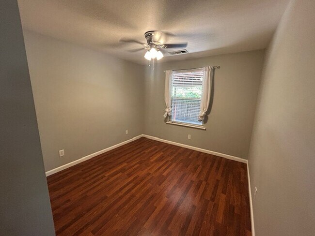 Building Photo - Beautiful 3 Bedroom 2 Bathroom in Farmersville!!