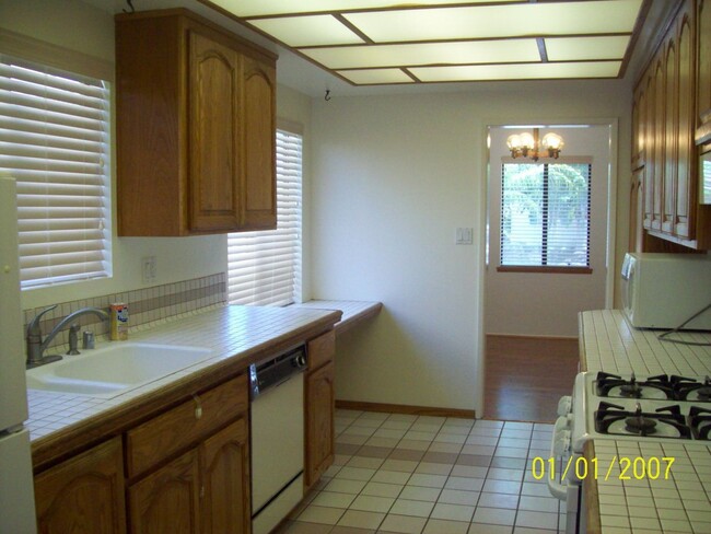 Building Photo - 3 BEDROOM, 1 BATH ON TREE LINED STREET