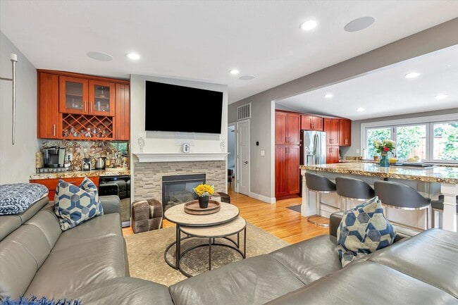 Building Photo - Gorgeous Vibrant Home In Santa Clara