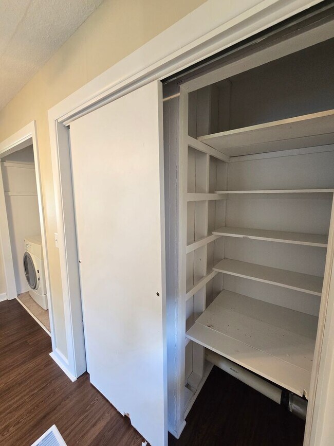Building Photo - YOU CAN STOP YOUR SEARCH! Jeffersontown / Jtown Rental with 3 Bedrooms, 1 Full Baths, Ranch, 1 Ca...