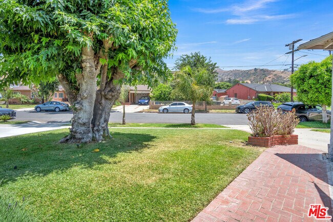 Building Photo - 8333 Glencrest Dr