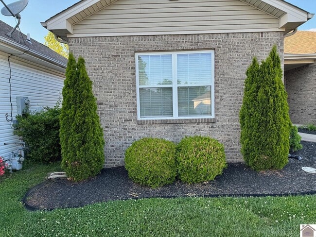 Building Photo - 2647 Legends Dr