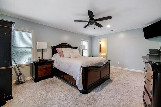 Building Photo - Stunning 4 Bed, 3 Bath Home with Pool in E...