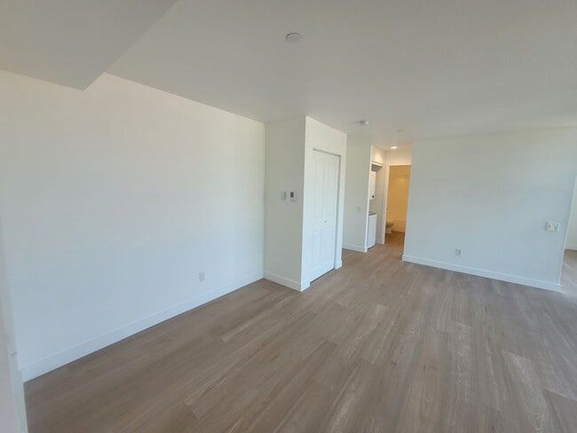 Building Photo - NEWLY Renovated Spacious 1 bedroom unit wi...