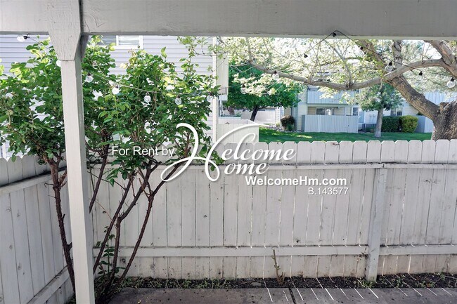 Building Photo - Convenient & Cozy Ground Level Condo Near ...