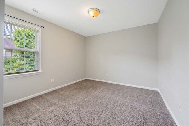 Building Photo - End Unit Townhome in Great Location!