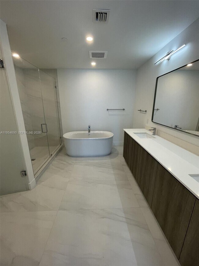 Building Photo - 17550 Collins Ave