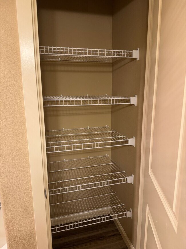 Building Photo - Beautiful 1br Condo in Sherwood. End unit ...