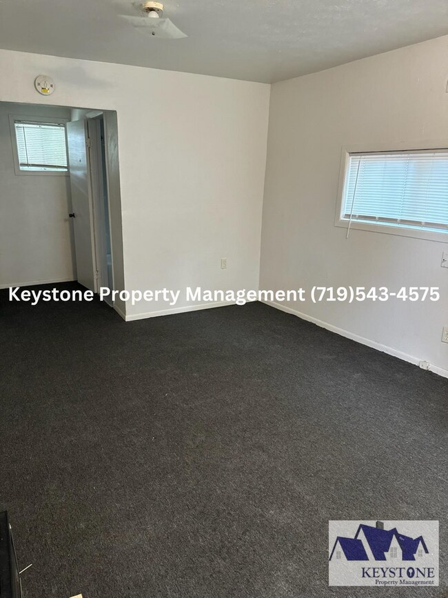 Building Photo - Small Dog Welcome! AC Unit Included! Studio Near Downtown $700/$700