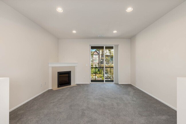 Building Photo - Silver Lake Townhome with Two Ensuite Bedrooms