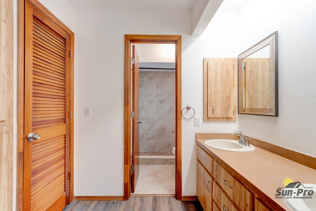 Building Photo - 2025 Willow Oak Dr