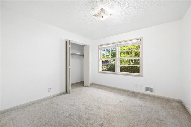 Building Photo - 4531 S Roberts Dr