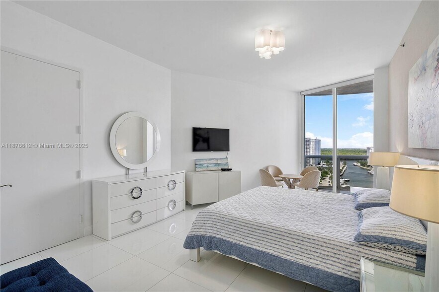 Building Photo - 15811 Collins Ave