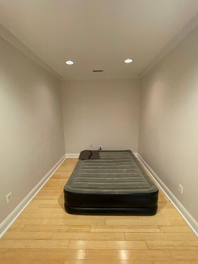 Building Photo - 550 Hobart Plz NW