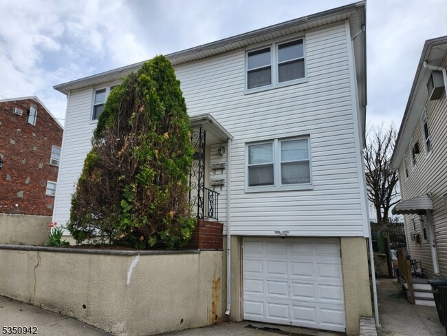 Building Photo - 41 Bayliss St