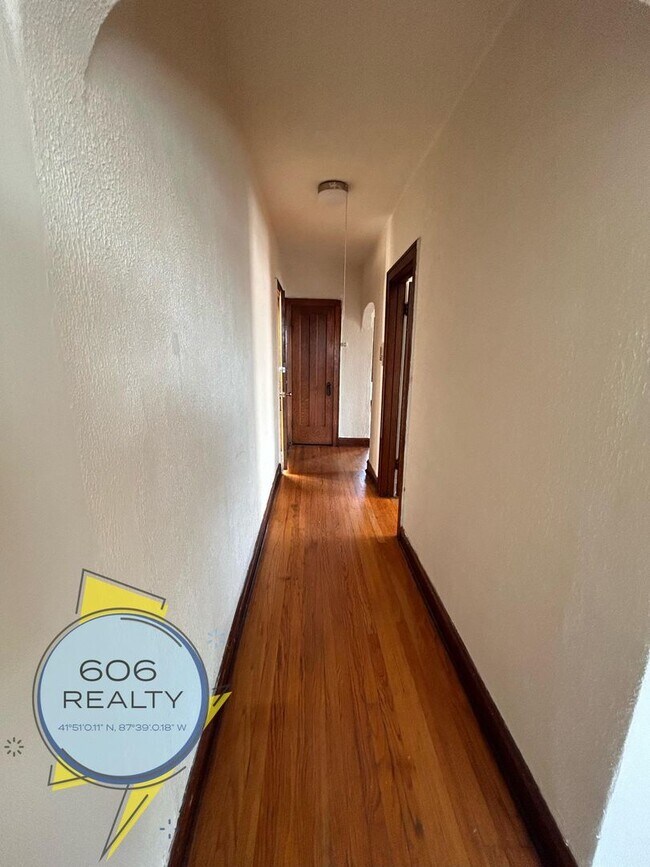 Building Photo - Belmont Cragin Apts Available!