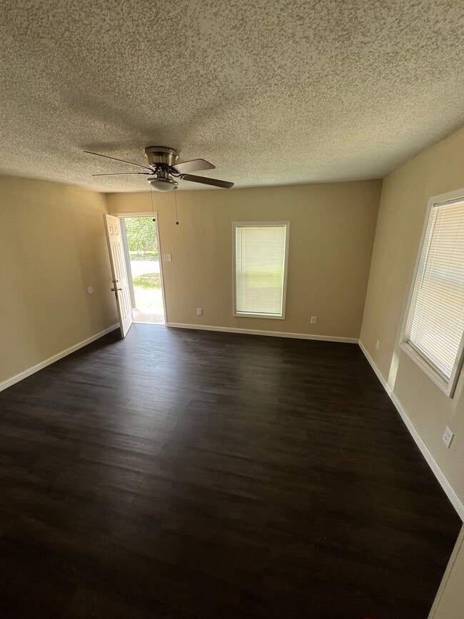 Building Photo - 2 Bedroom 1 bathroom with a bonus/flex room!