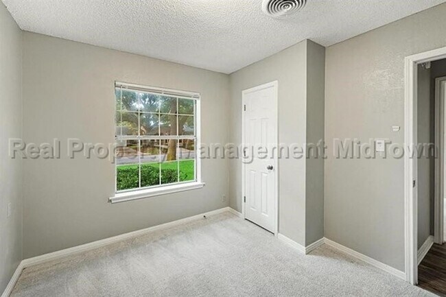 Building Photo - Charming home located in Ridglea North