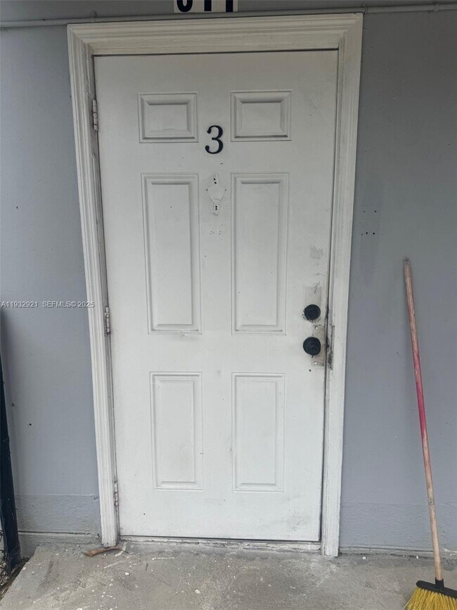 Building Photo - 611 S 24th Ave