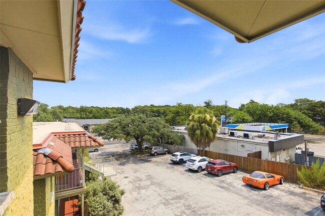 Building Photo - 2302 East Side Dr