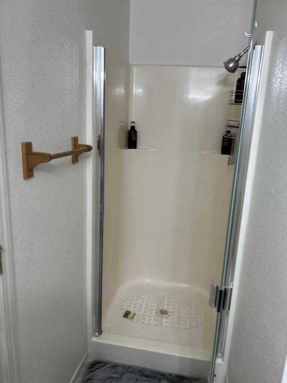 Building Photo - 563 Primrose Dr