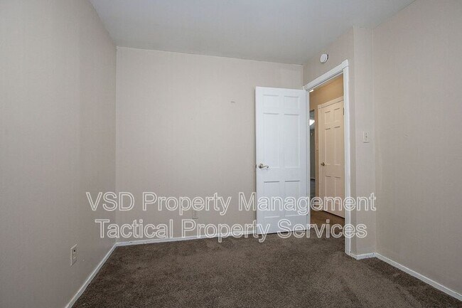 Building Photo - 374 E 232nd St