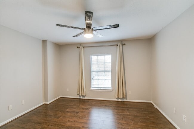 Building Photo - 5125 Carriage Bend Dr