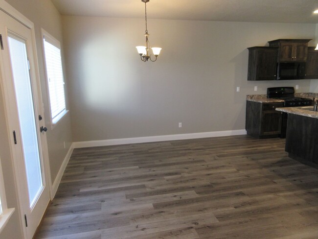 Building Photo - 3 Bedroom - 2.5 bathroom - in the heart of...