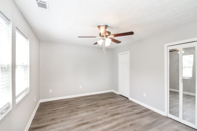 Building Photo - 5897 Brookside Dr SE