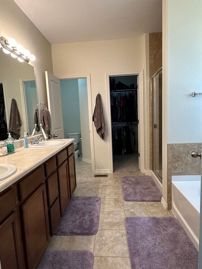 Building Photo - Beautiful 5 bedroom ranch home in (D49)