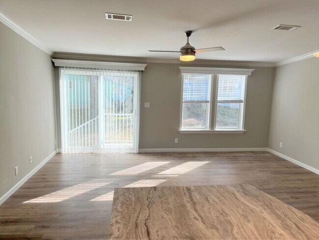Building Photo - 1077 Cloverleaf Cir