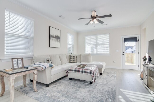 Building Photo - 3 Bedroom 2 Bathroom Ranch