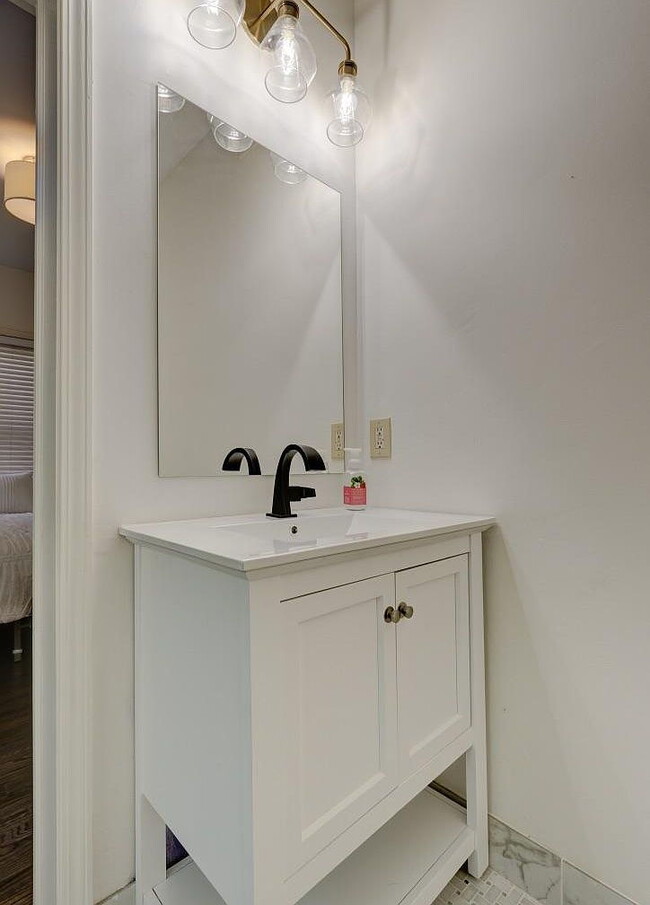 Building Photo - "Charming 2-Bedroom Retreat in Birmingham – Cozy 932 Sq Ft Haven!"