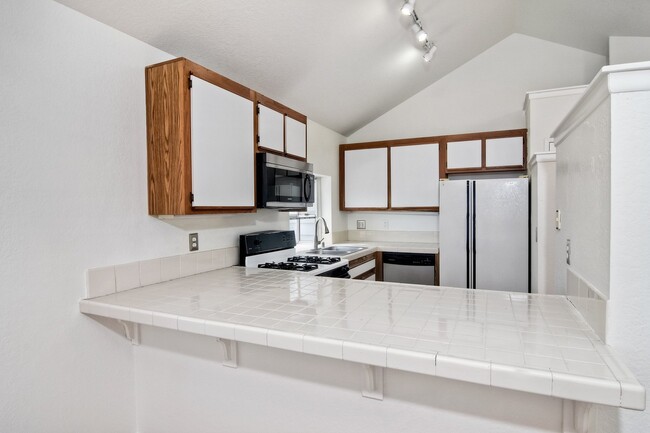 Building Photo - Cute 2 Bedroom Condo Steps Away from Endle...