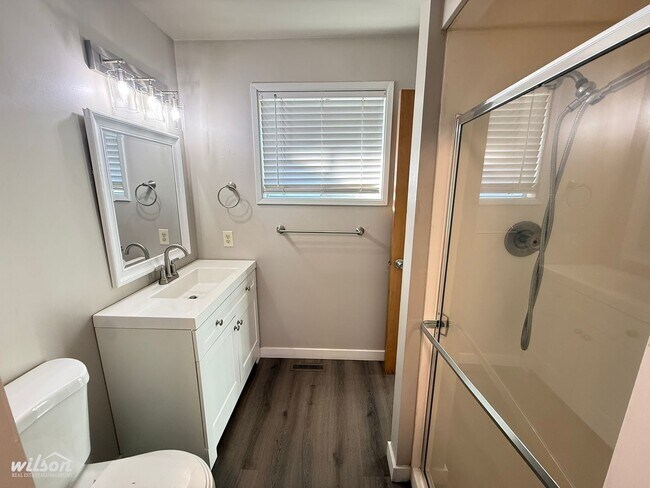 Building Photo - 4 Bedroom / 2 Bathroom Charming Home with Spacious Layout & Private Yard!