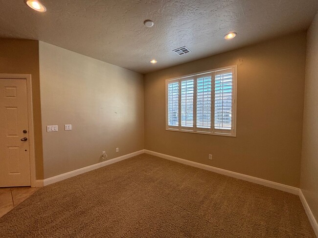 Building Photo - SPACIOUS TOWNHOME FOR RENT!