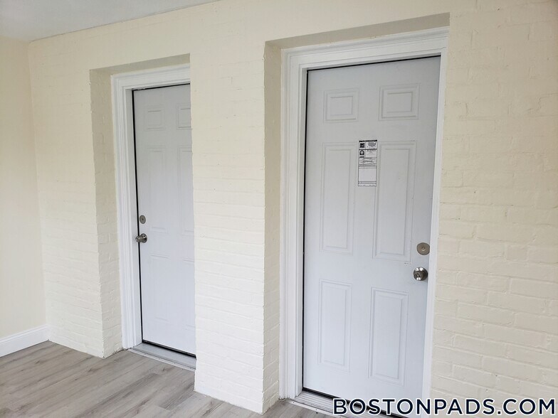 Building Photo - 194 Kelton St