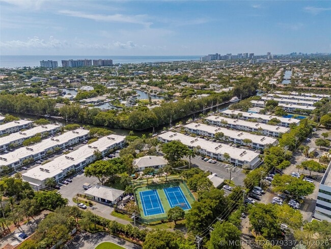 Building Photo - 6201 Bay Club Dr