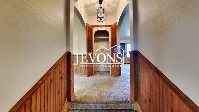 Building Photo - $895 Rent Credit - Charming 3-bedroom home with washer and dryer, an equipped kitchen, and nearby...