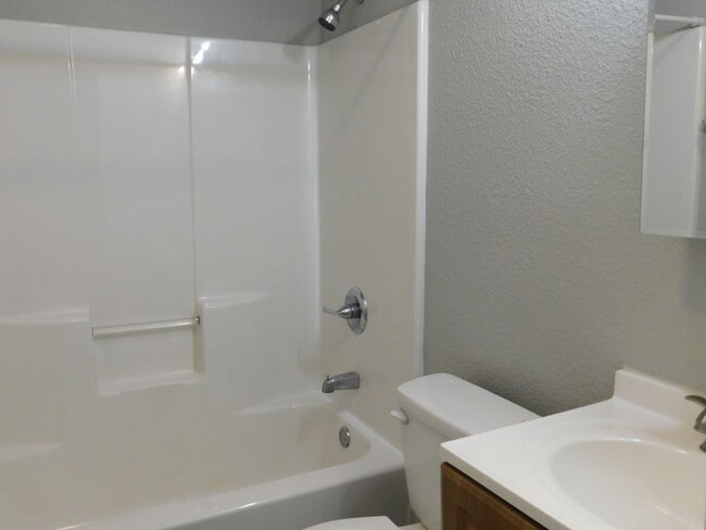 Building Photo - Newly Remodeled 2 Bedroom House for Rent N...