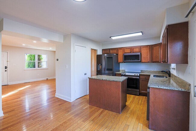Building Photo - 14 Luffing Ct