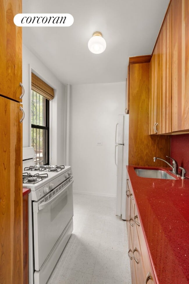 Building Photo - 211 E 18th St