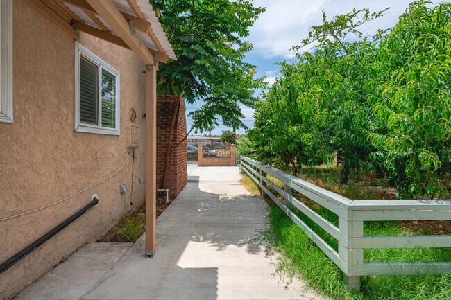 Building Photo - Fully Furnished 2BR Home w/ Private Entry ...