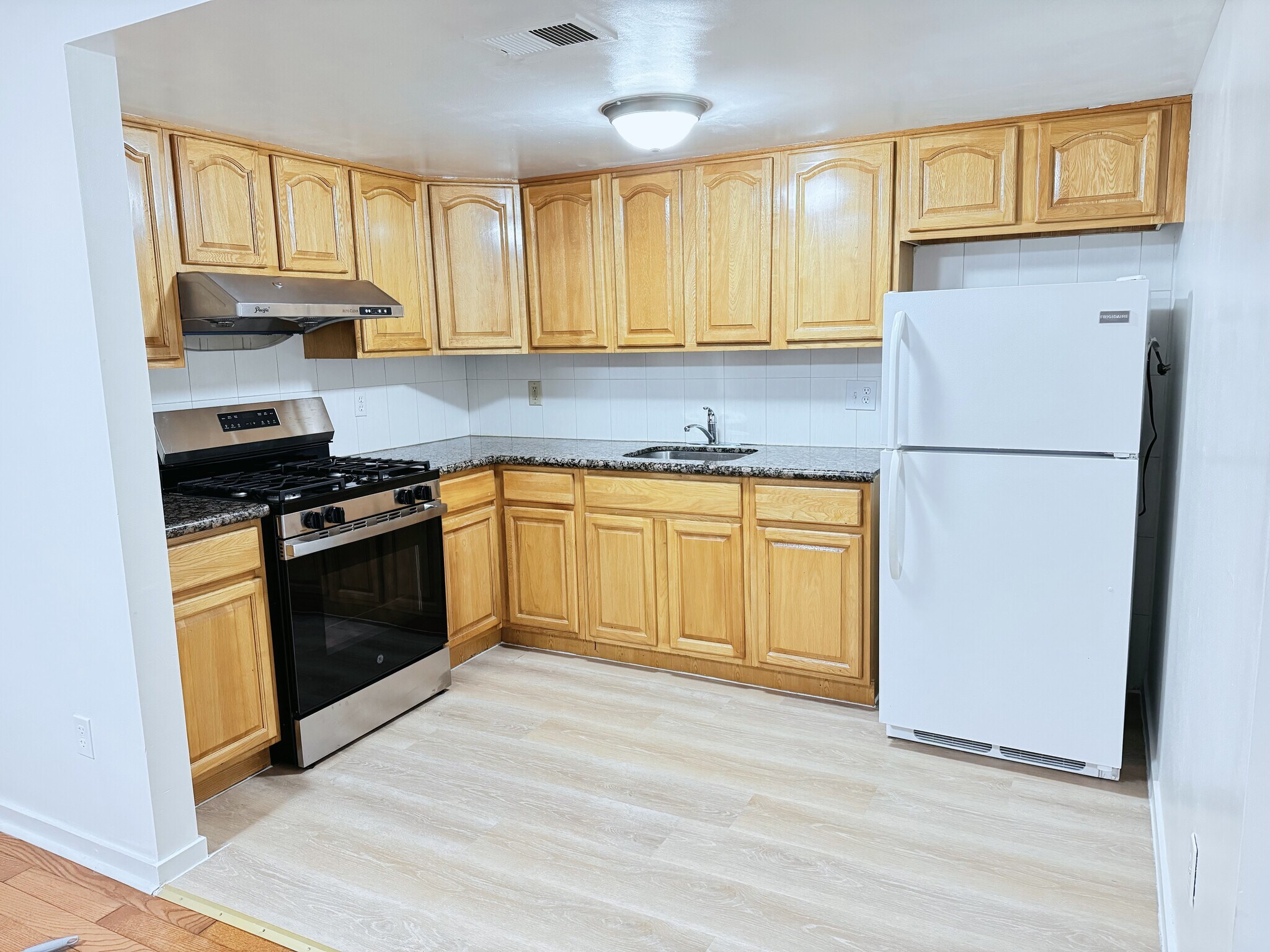 Building Photo - 304 N 8th St