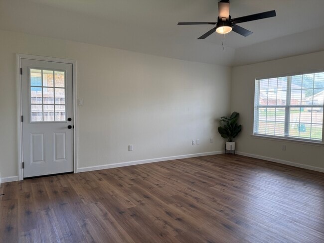 Building Photo - 501 Manhattan Dr