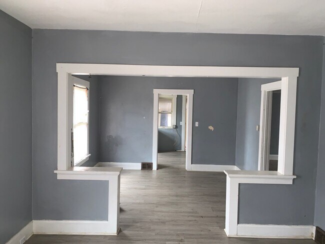 Building Photo - 124 Burbank Ave W