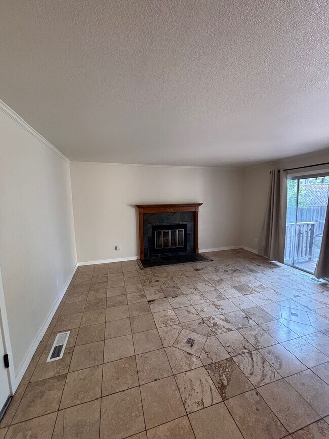 Building Photo - !!! MOVE IN SPECIAL - $500 OFF FIRST MONTH'S RENT!!!! 3 bedroom 2 bathroom Single Family Home wit...